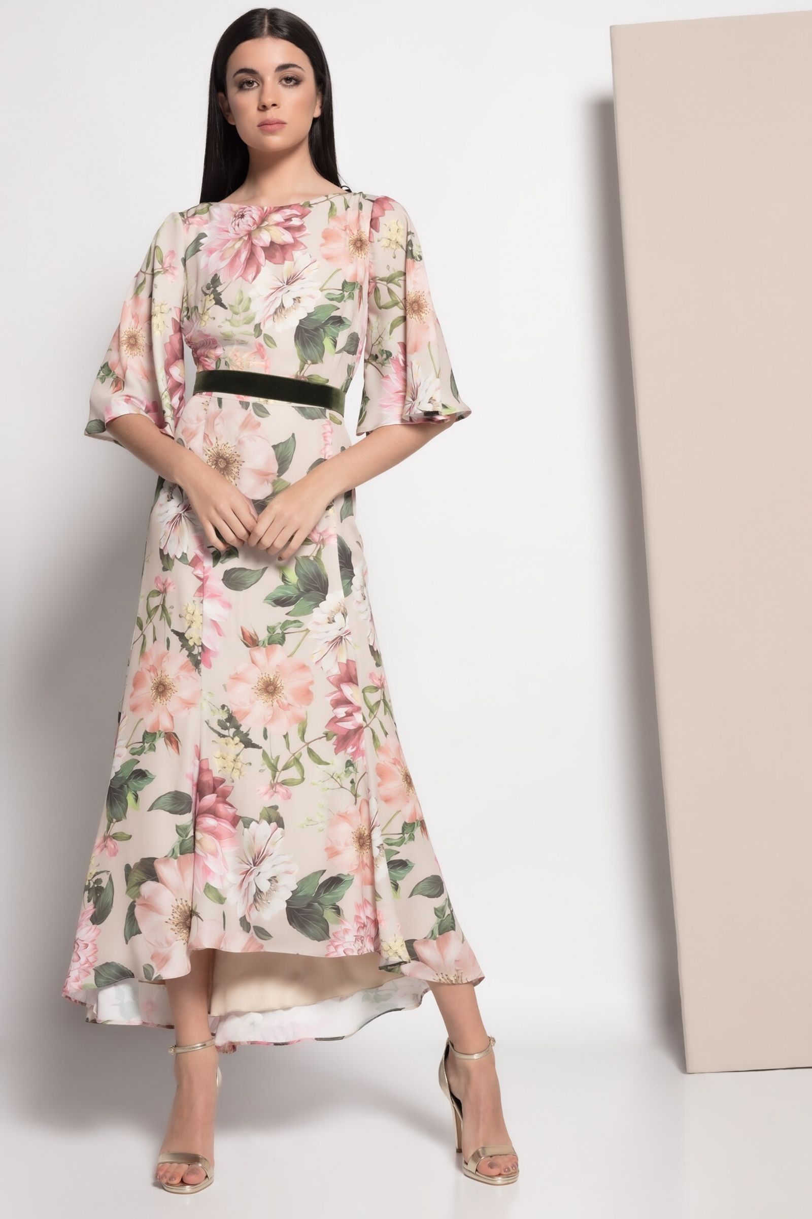 La combinación de flores sobres fondos en tonos pastel resulta siempre de lo más elegante