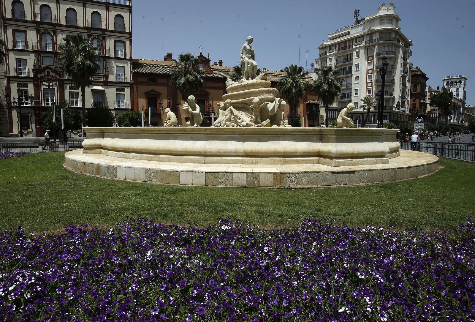 La Puerta de Jerez presidida por la Fuente de Sevilla.