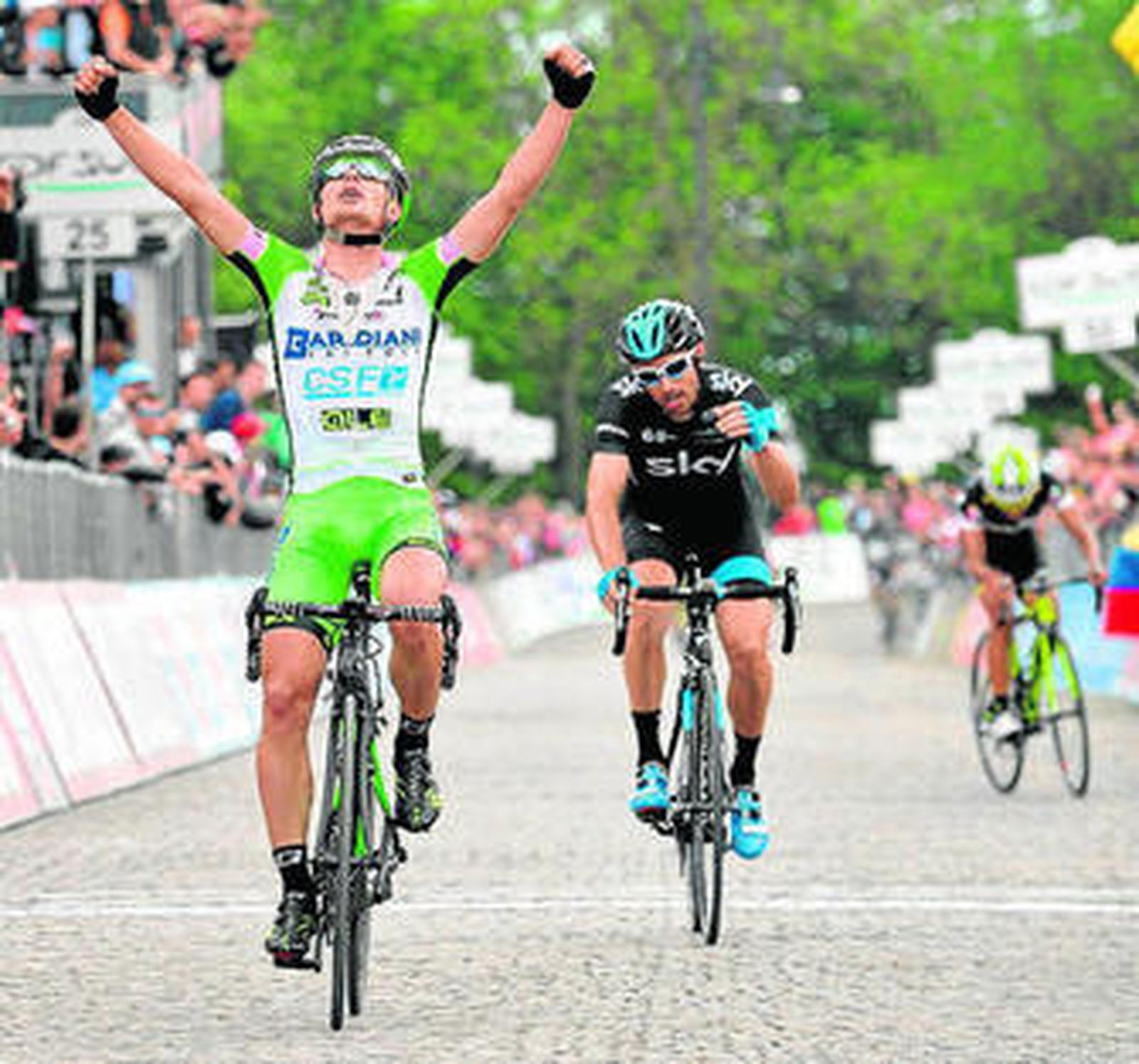 Enrico Battaglin celebra su triunfo en la decimocuarta etapa.
