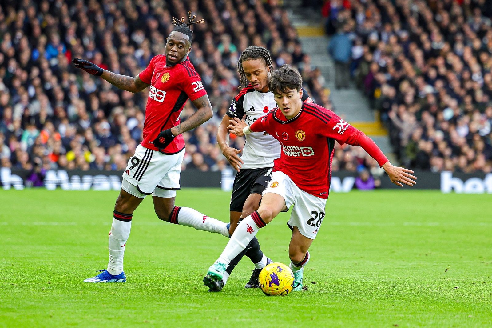 Pellistri en un partido con el Manchester United.