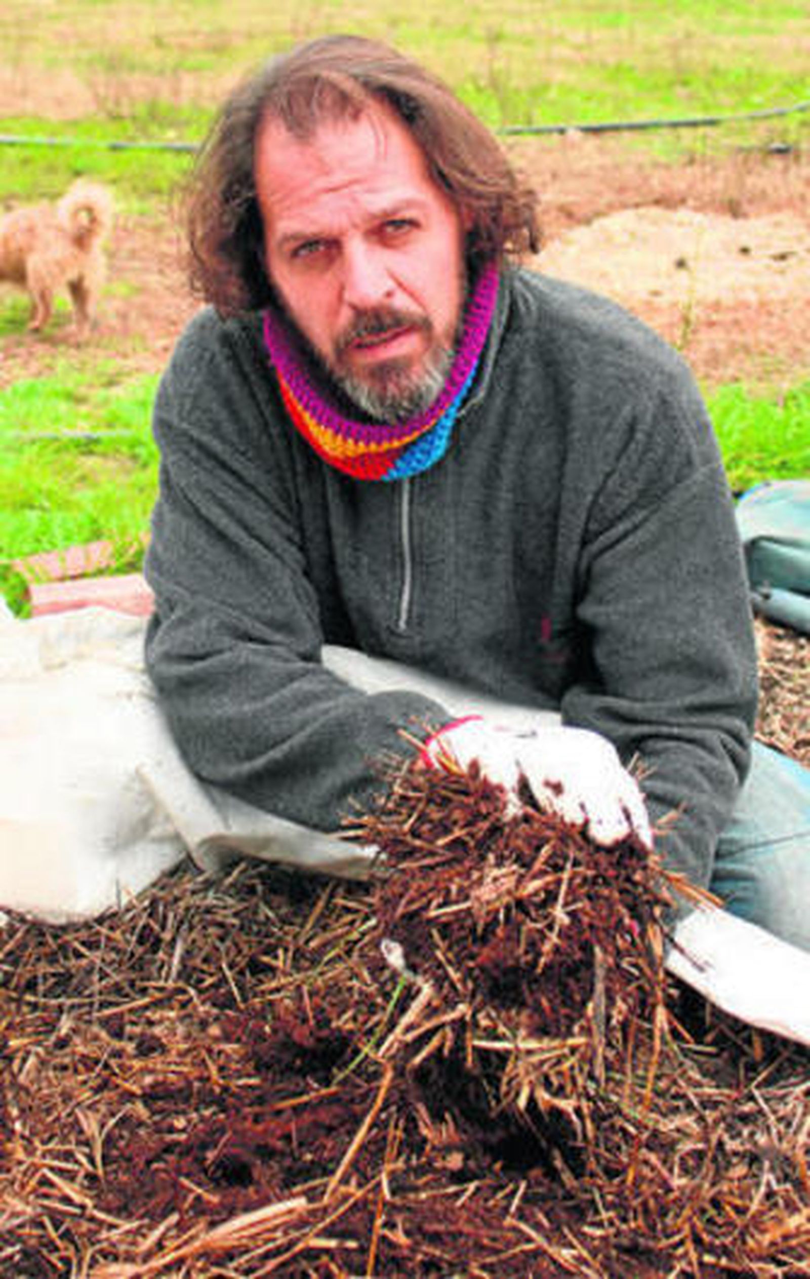 Salvia muestra el compost obtenido con las lombrices rojas.