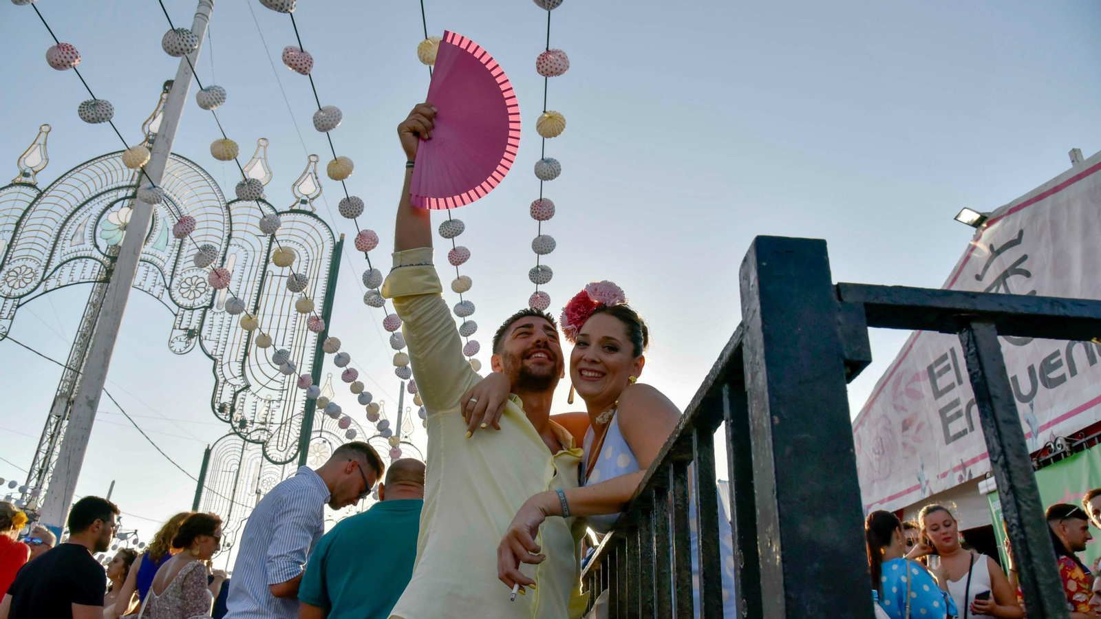 Ambiente en las caseta en el Domingo Rociero