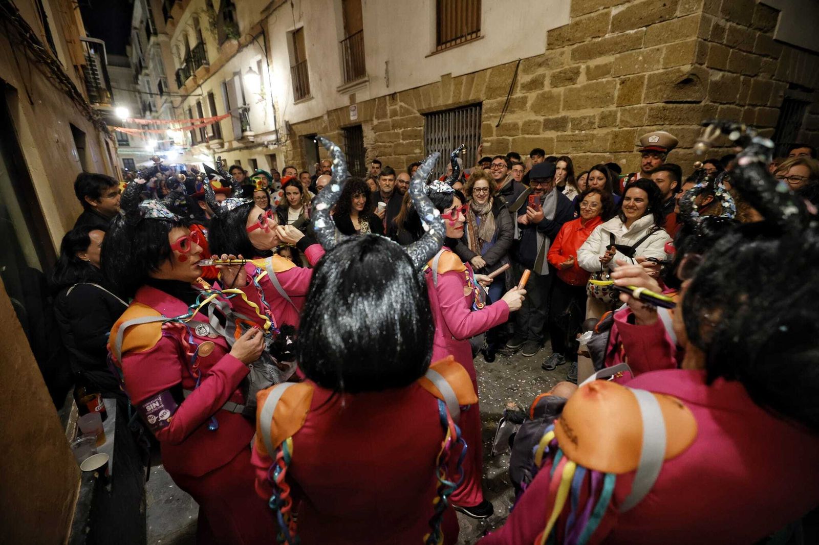 Agrupaciones callejeras cantando en la noche de este miércoles en el Pópulo.