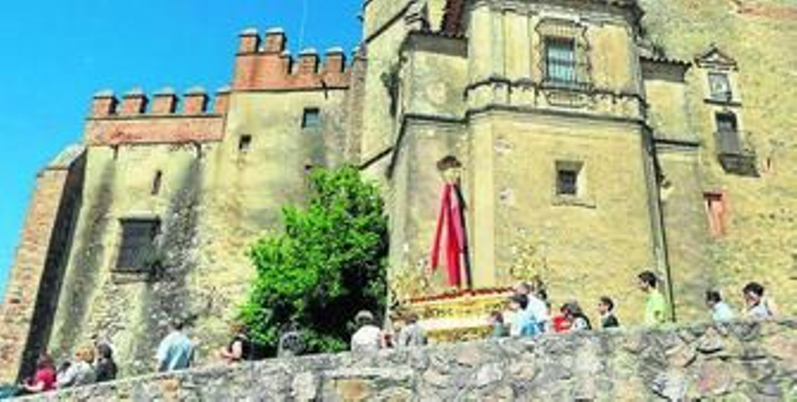 Procesión de la cruz junto al castillo aracenense.