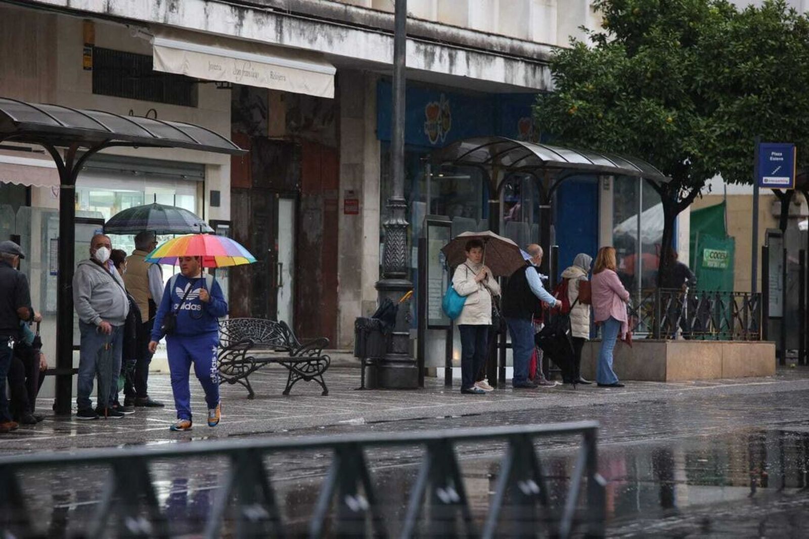 Gente con paraguas en la plaza Esteve