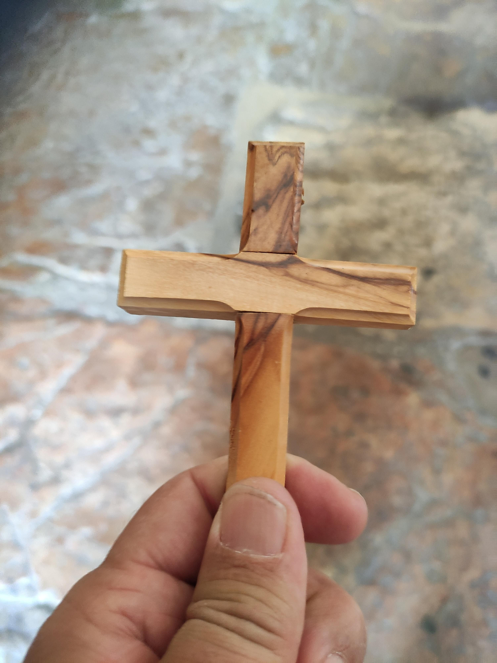 Agarrados a la cruz que soportó Jesús.