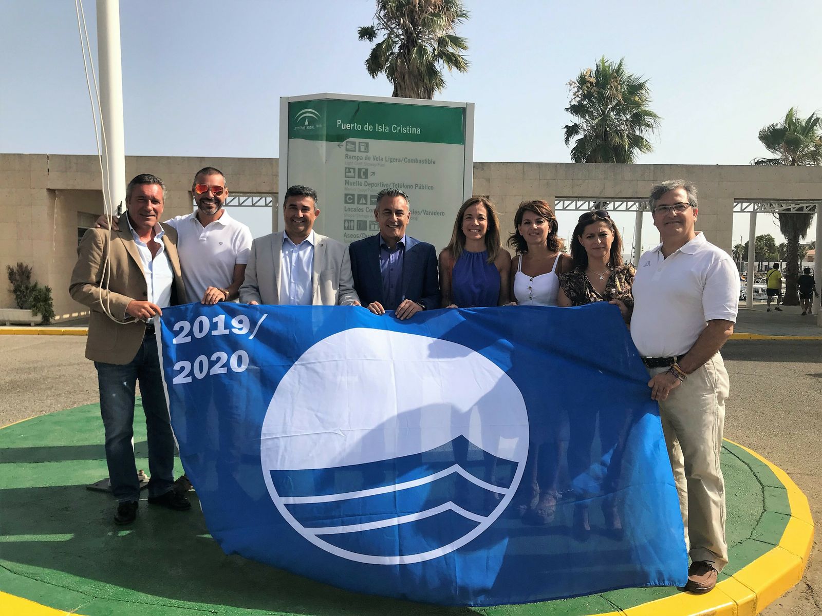 Momento antes de izarse la bandera azul.