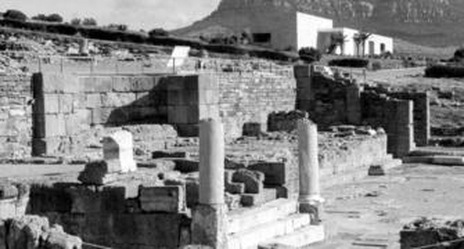 Imagen, tomada desde el yacimiento, en la que se aprecia la integración de la sede de Baelo Claudia con las ruinas.