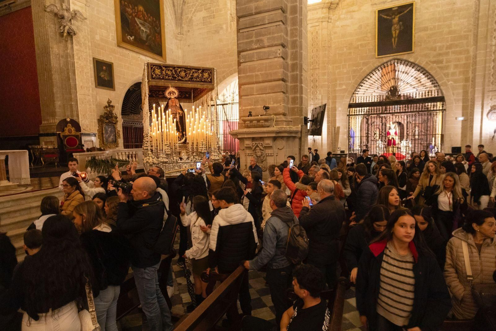 Las imágenes del Lunes Santo 2024 en El Puerto: Afligidos