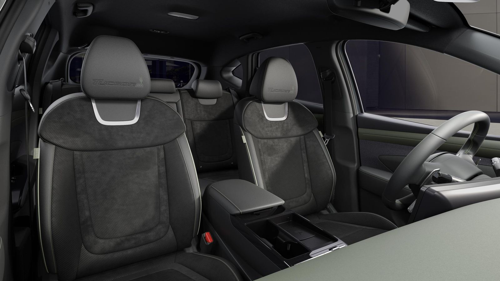 Para la tapicería se opta por una combinación de Alcantara, en la parte central; y cuero, en los bordes del respaldo y resposacabezas. Estos tendrán la inscripción correspondiente a la serie especial.