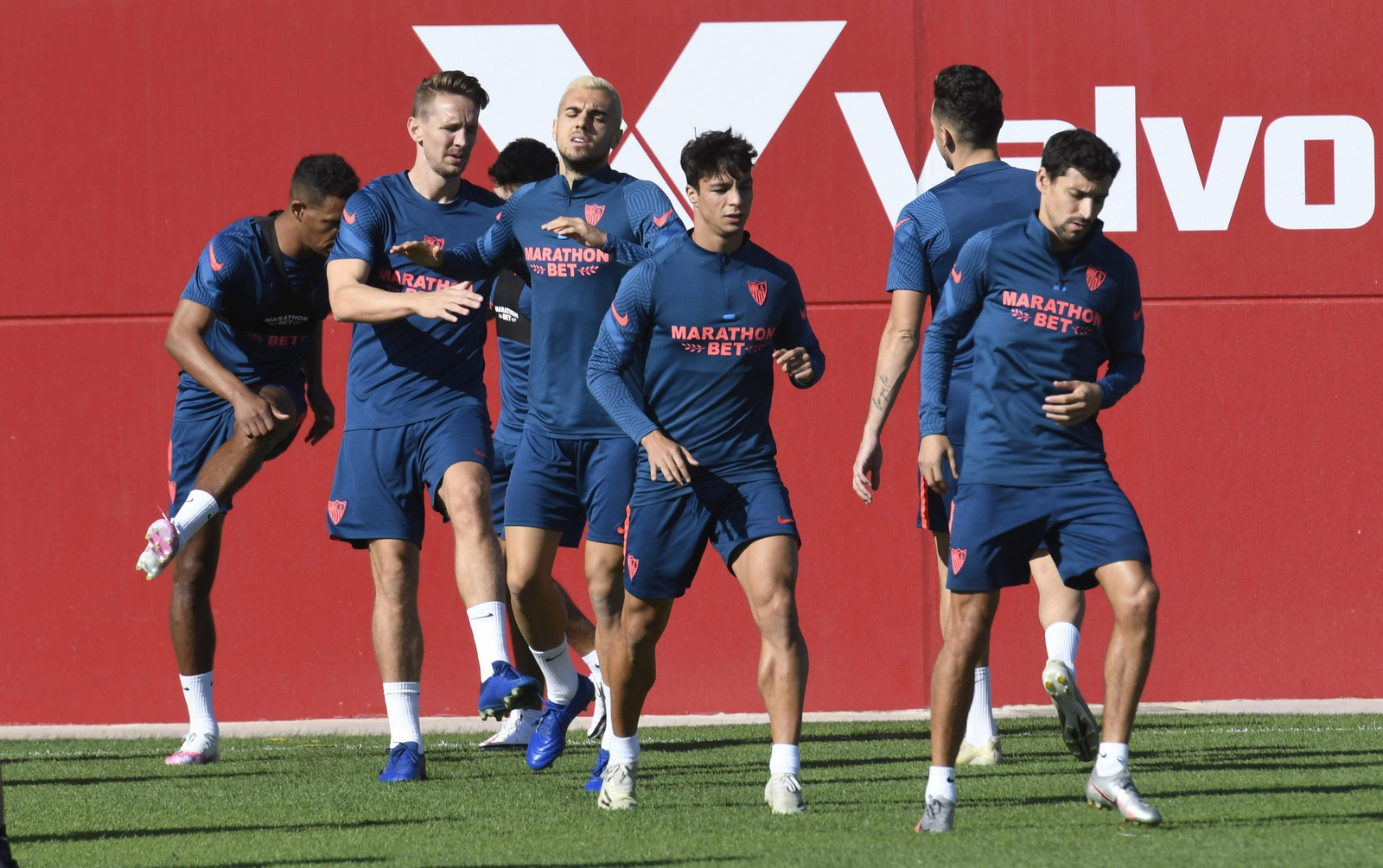 Fernando, De jong, Joan Jordán, Óliver Torres, Ocampos (de espaldas) y Jesús Navas.