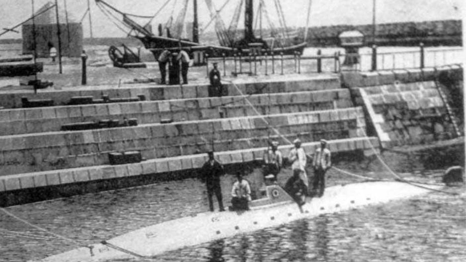 El marino Isaac Peral y sus ayudantes aparecen a bordo del submarino en el muelle de la Carraca. El marino Isaac Peral y sus ayudantes aparecen a bordo del submarino en el muelle de la Carraca.