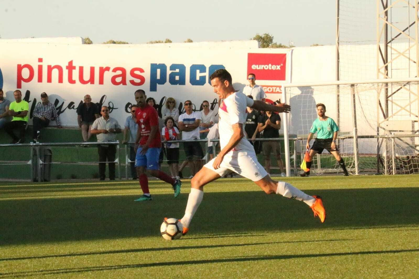 Josemi Caballero realiza un pase en un partido con el Chiclana.