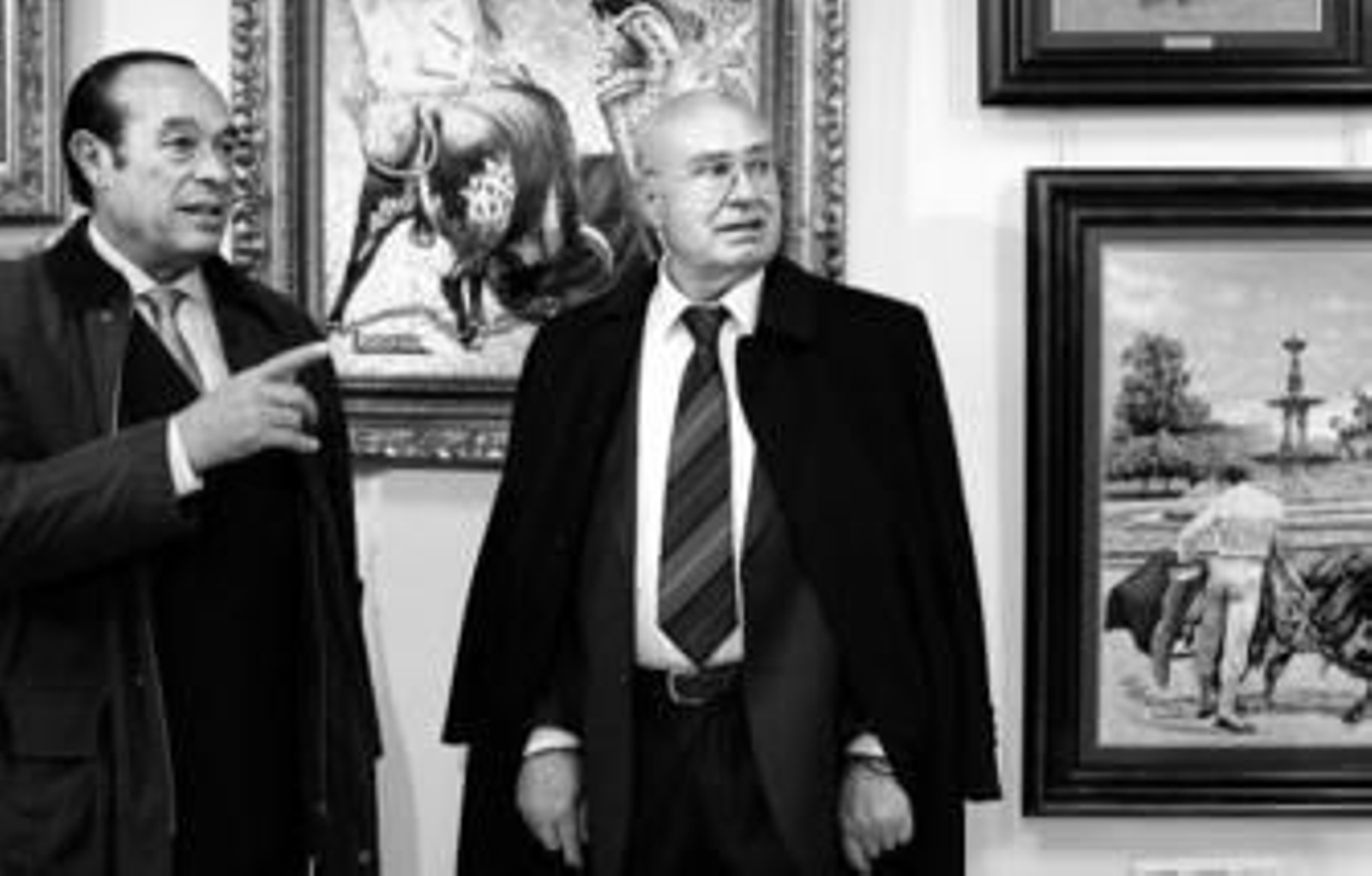 Curro Romero dialoga con el pintor Pedro Escacena, autor de la exposición.