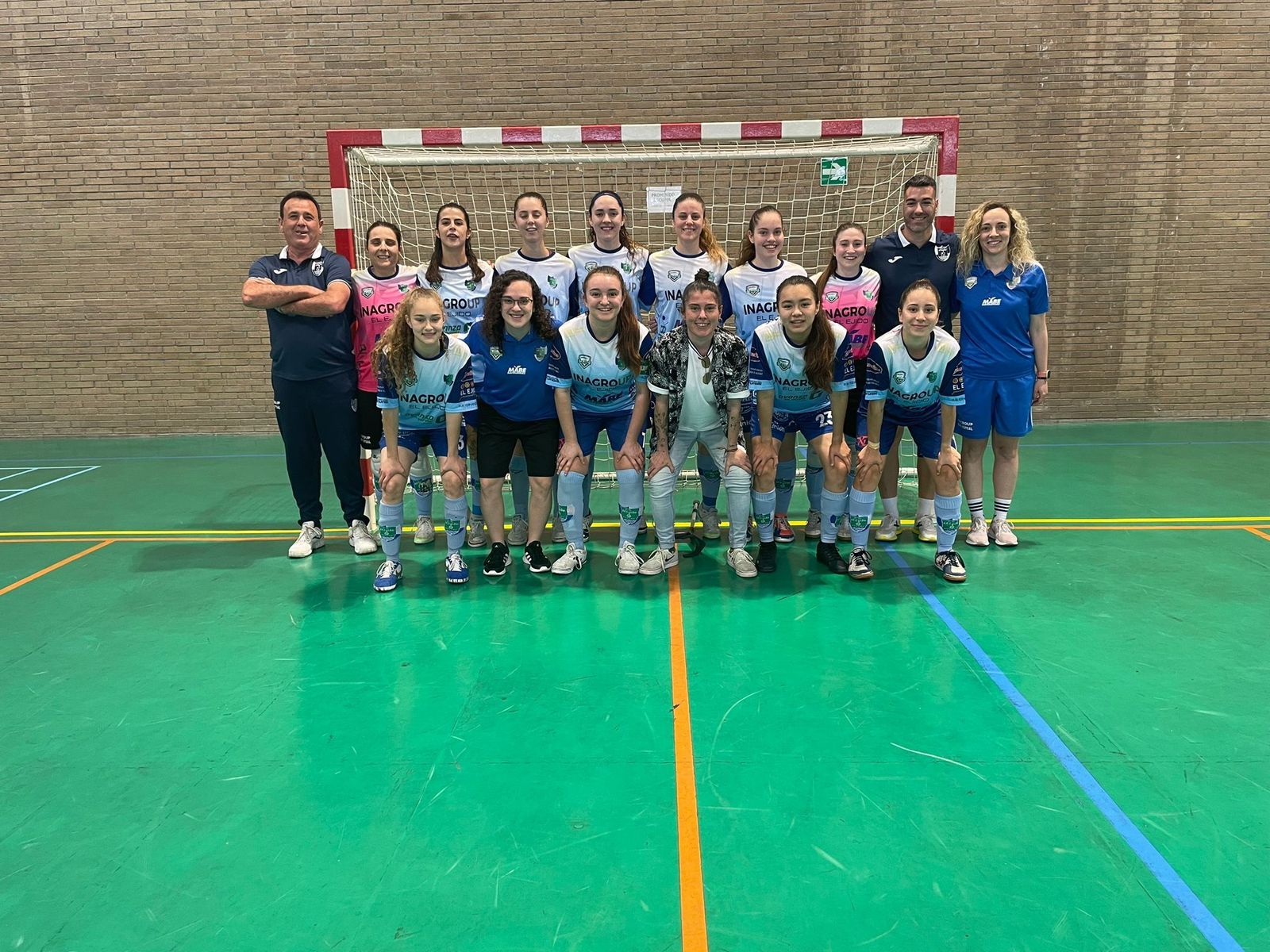 Las jugadoras celestes junto al cuerpo técnico posan antes de la disputa del partido.