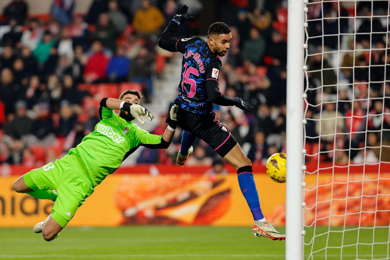 En-Nesyri trata de tocar el balón en el gol de Pedrosa al Granada.