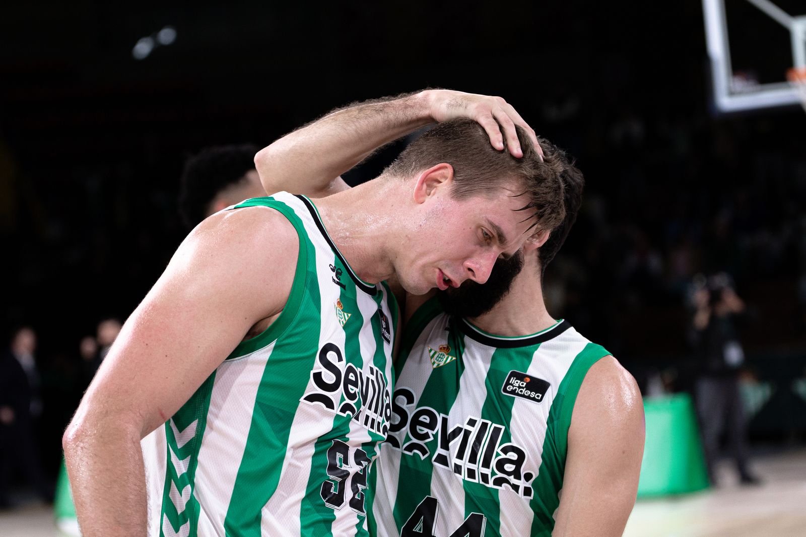 Pozas felicita a Gerun en un partido.