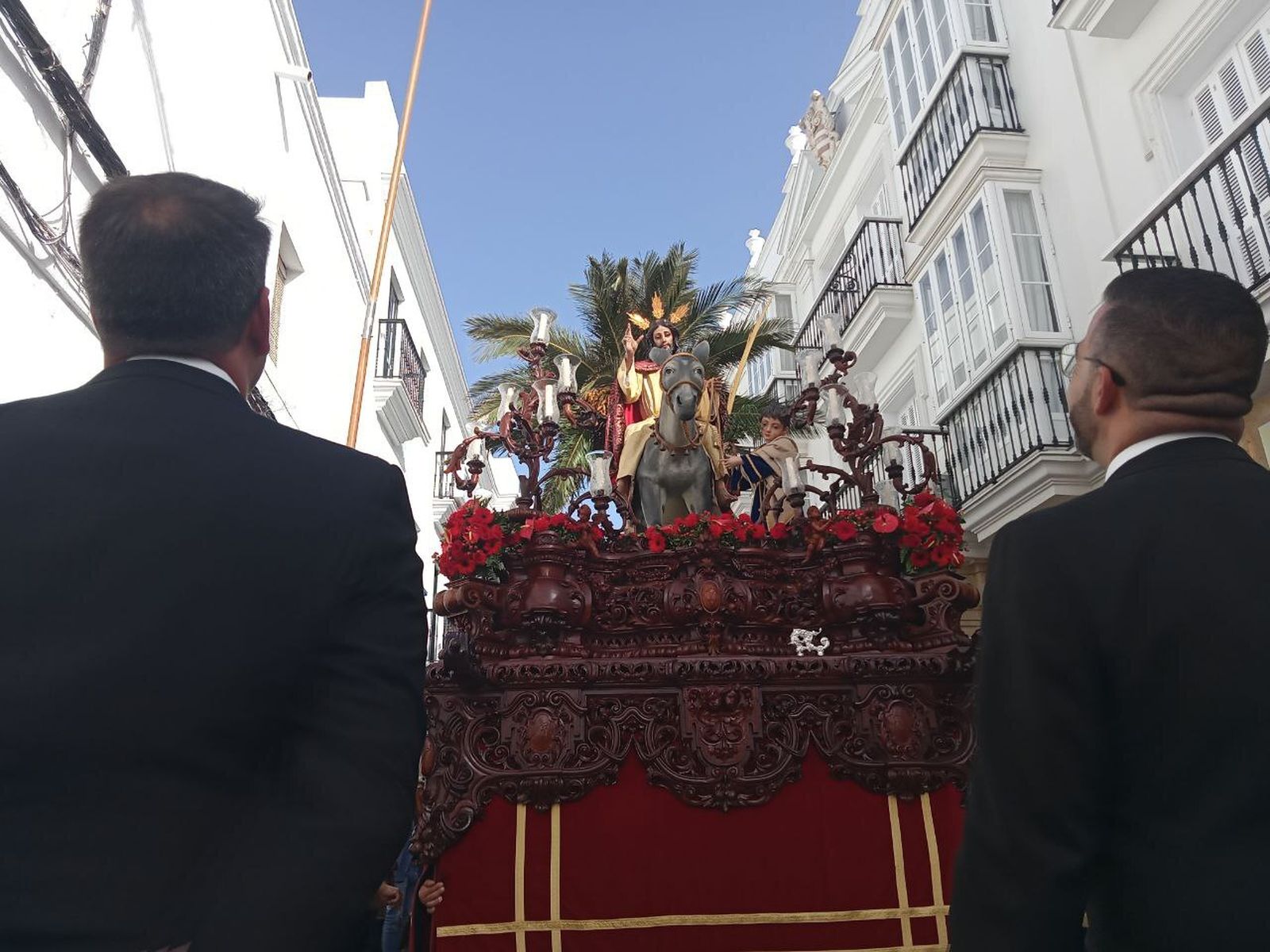 Cristo Rey, a su paso por la calle La Fuente, camino de la carrera oficial.