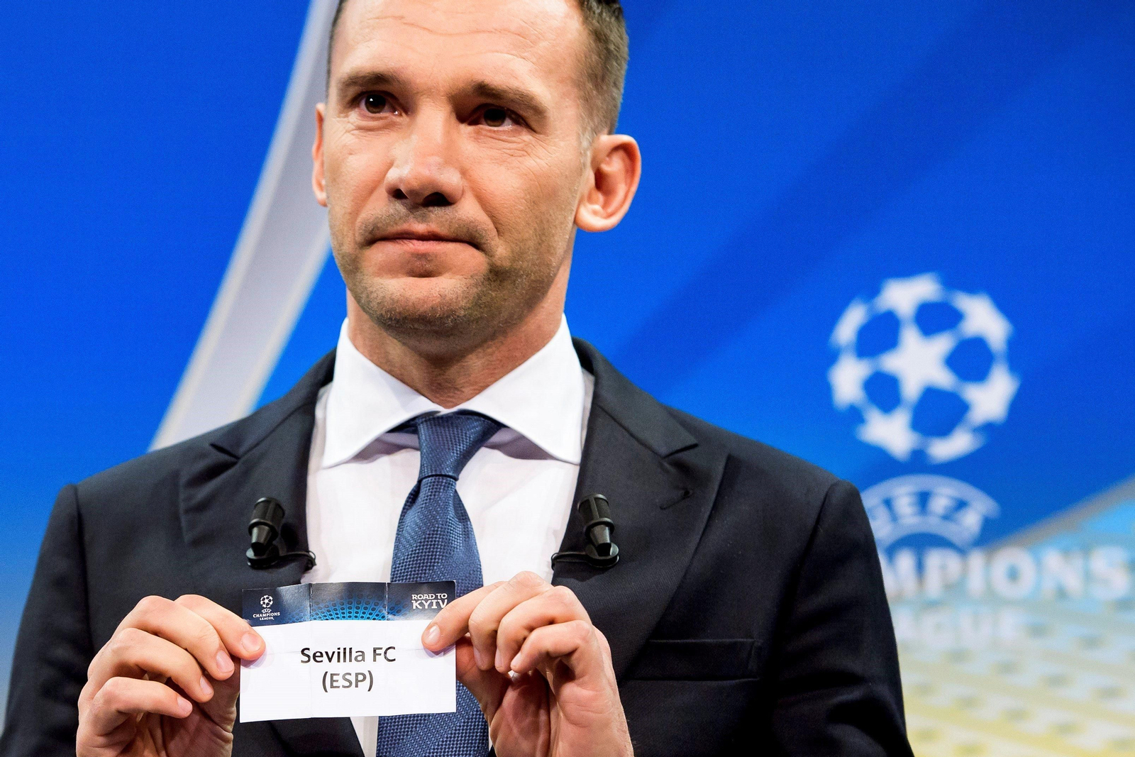 Shevshenko saca la bola con el Sevilla en el sorteo. Shevshenko saca la bola con el Sevilla en el sorteo.