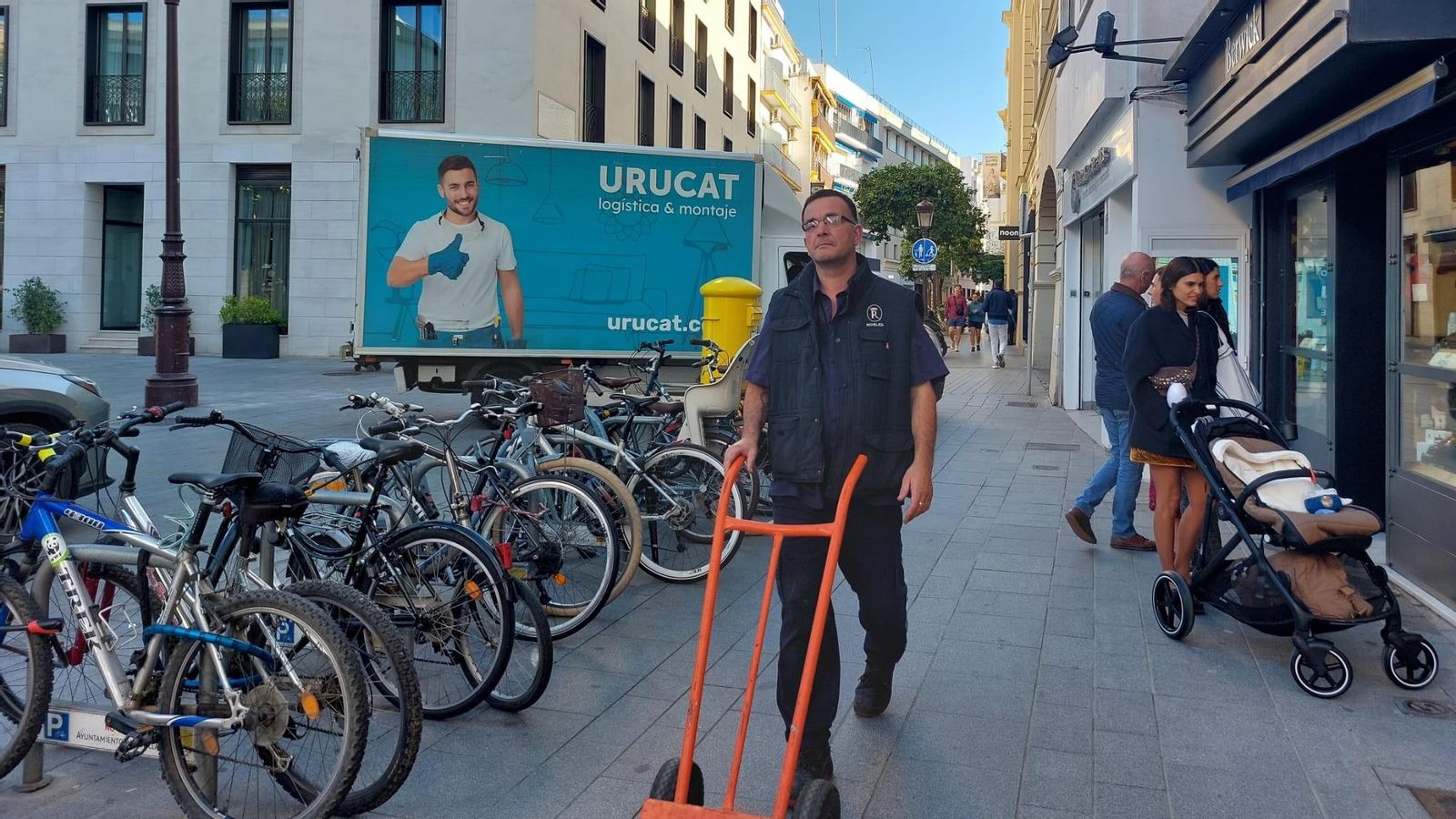 Distribución de mercancías en la Plaza de la Magdalena, este martes.