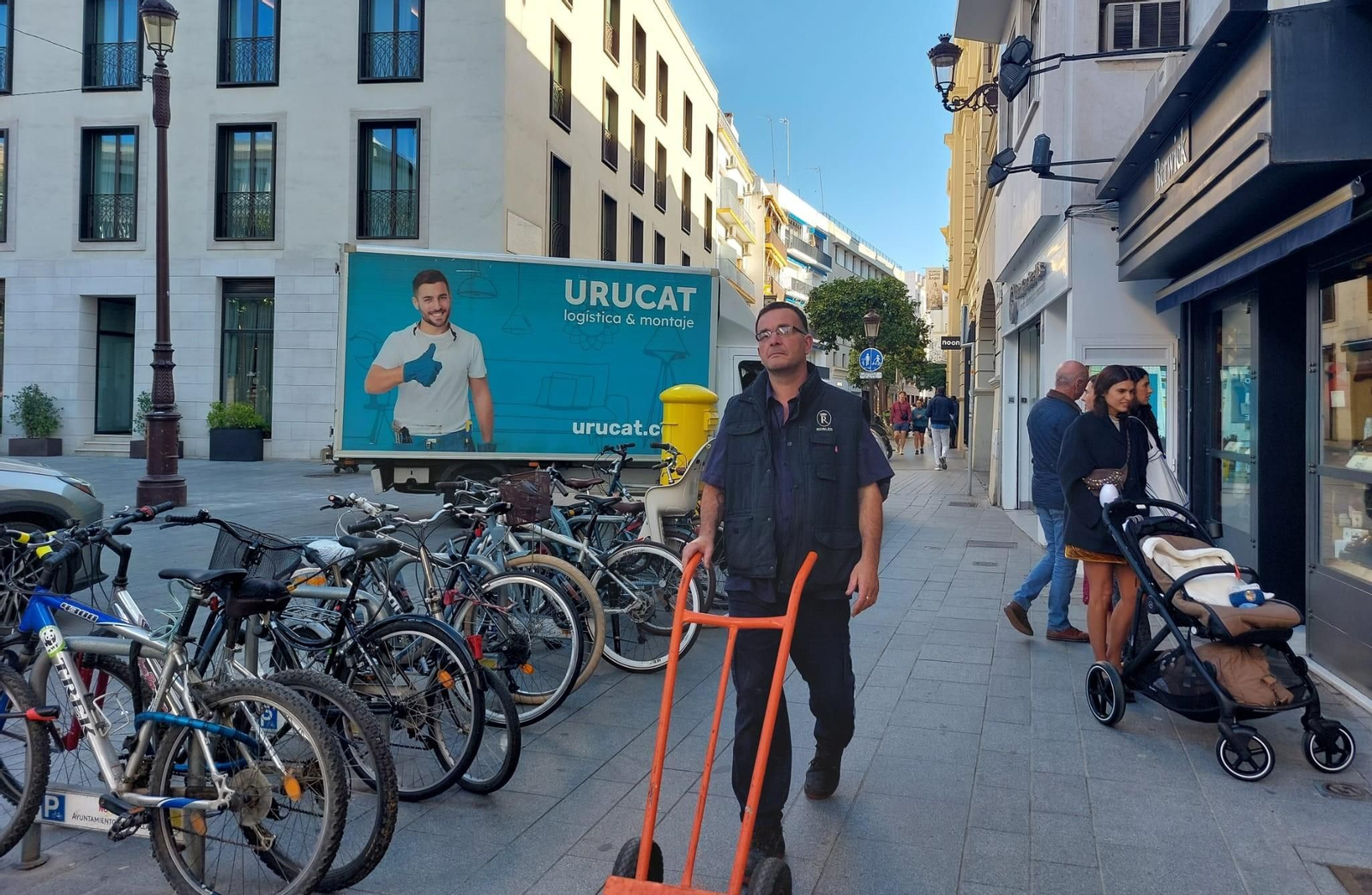 Distribución de mercancías en la Plaza de la Magdalena, este martes.