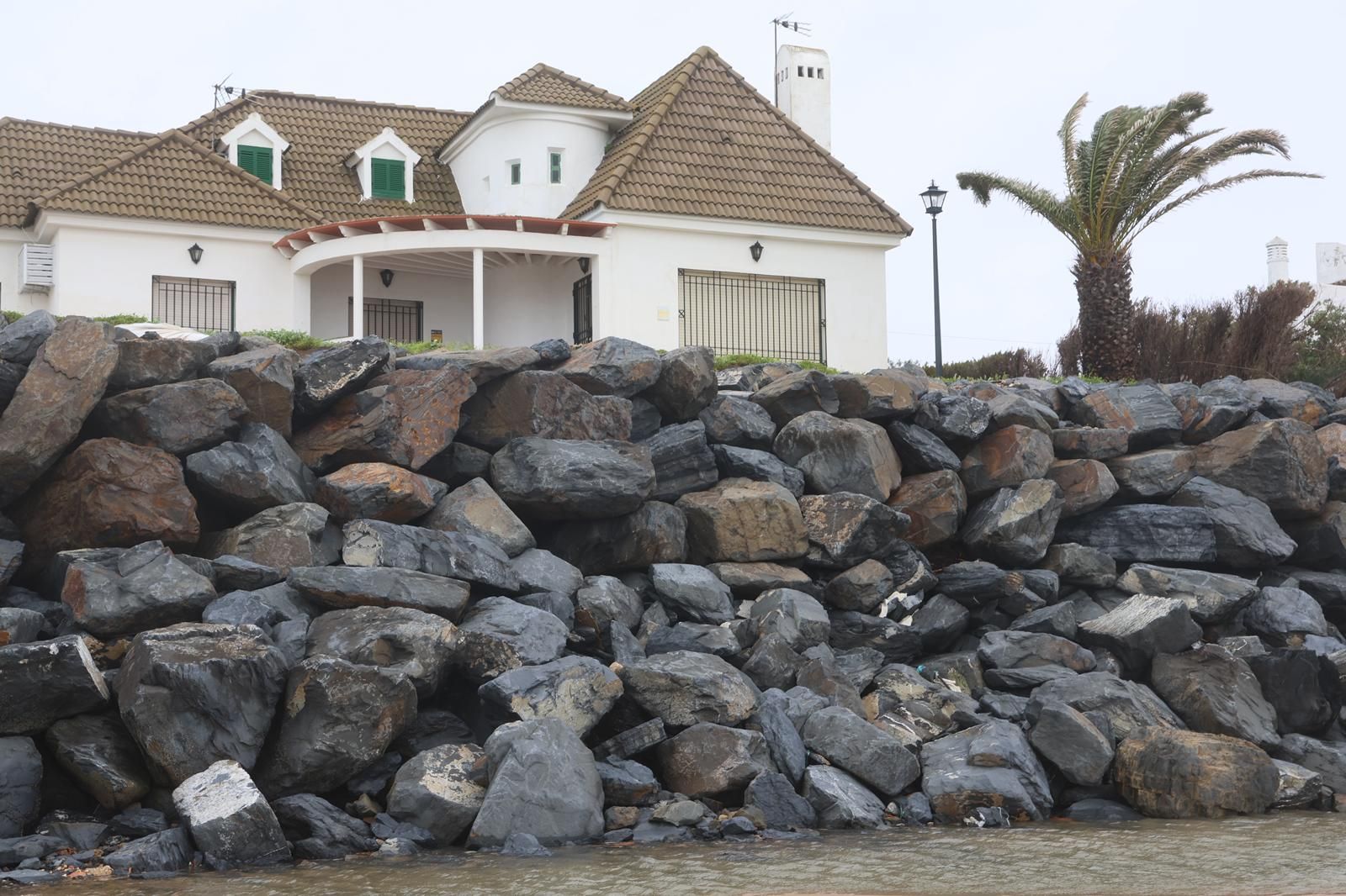 Casas destrozadas en El Portil junto a la línea de playa por el temporal: impactantes fotografías de los daños