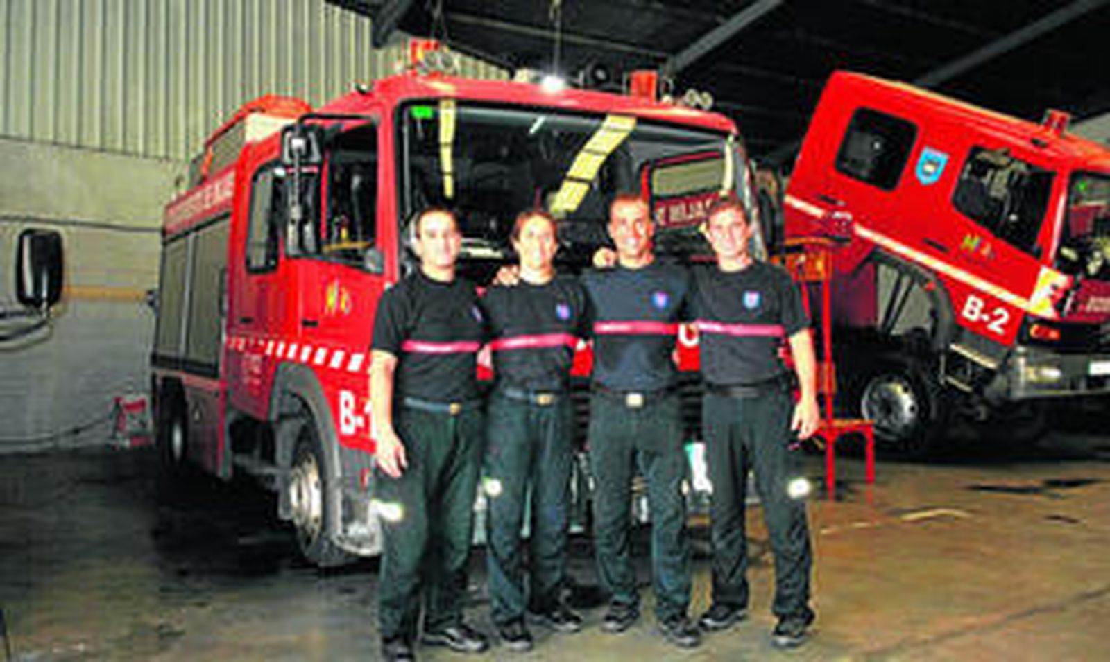 Cuatro de los bomberos que intervinieron en las labores de extinción, ayer, en el parque de Mijas.