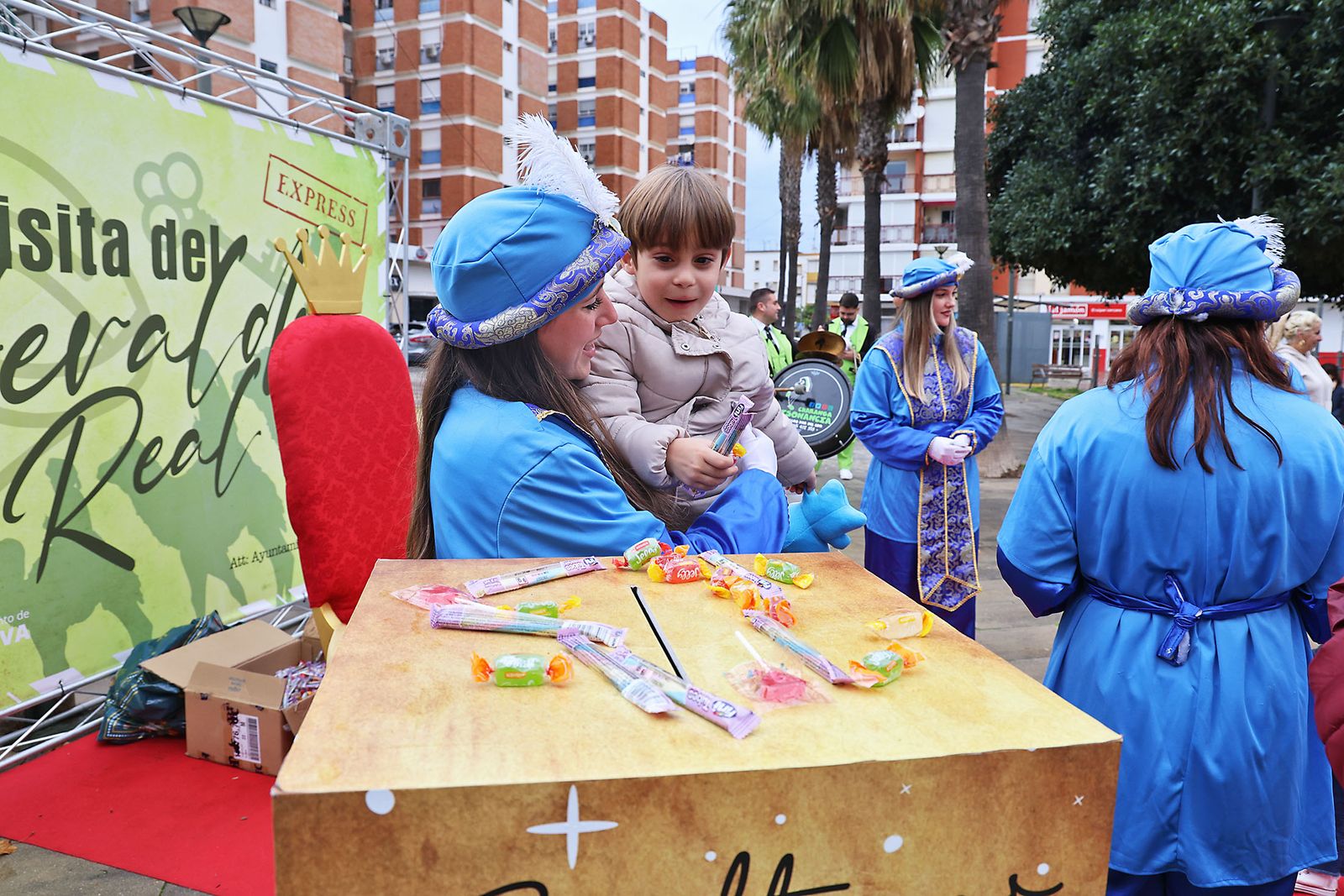 Los Pajes Reales recogen las cartas de los más pequeños en la Plaza Houston