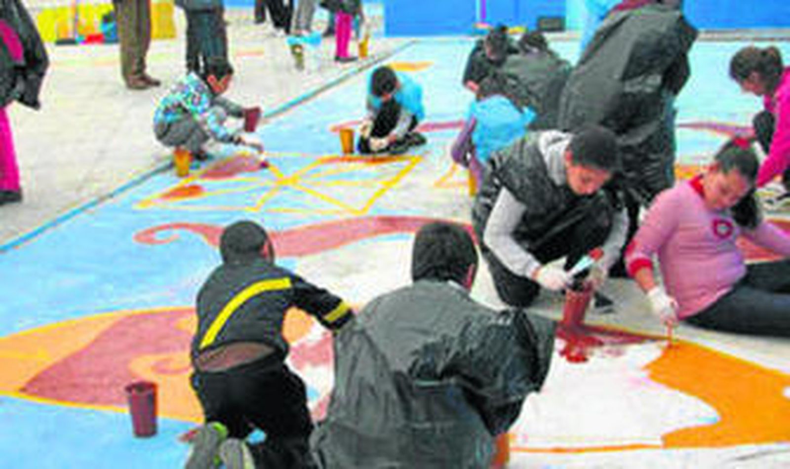 Los jóvenes, durante las tareas de rehabilitación.