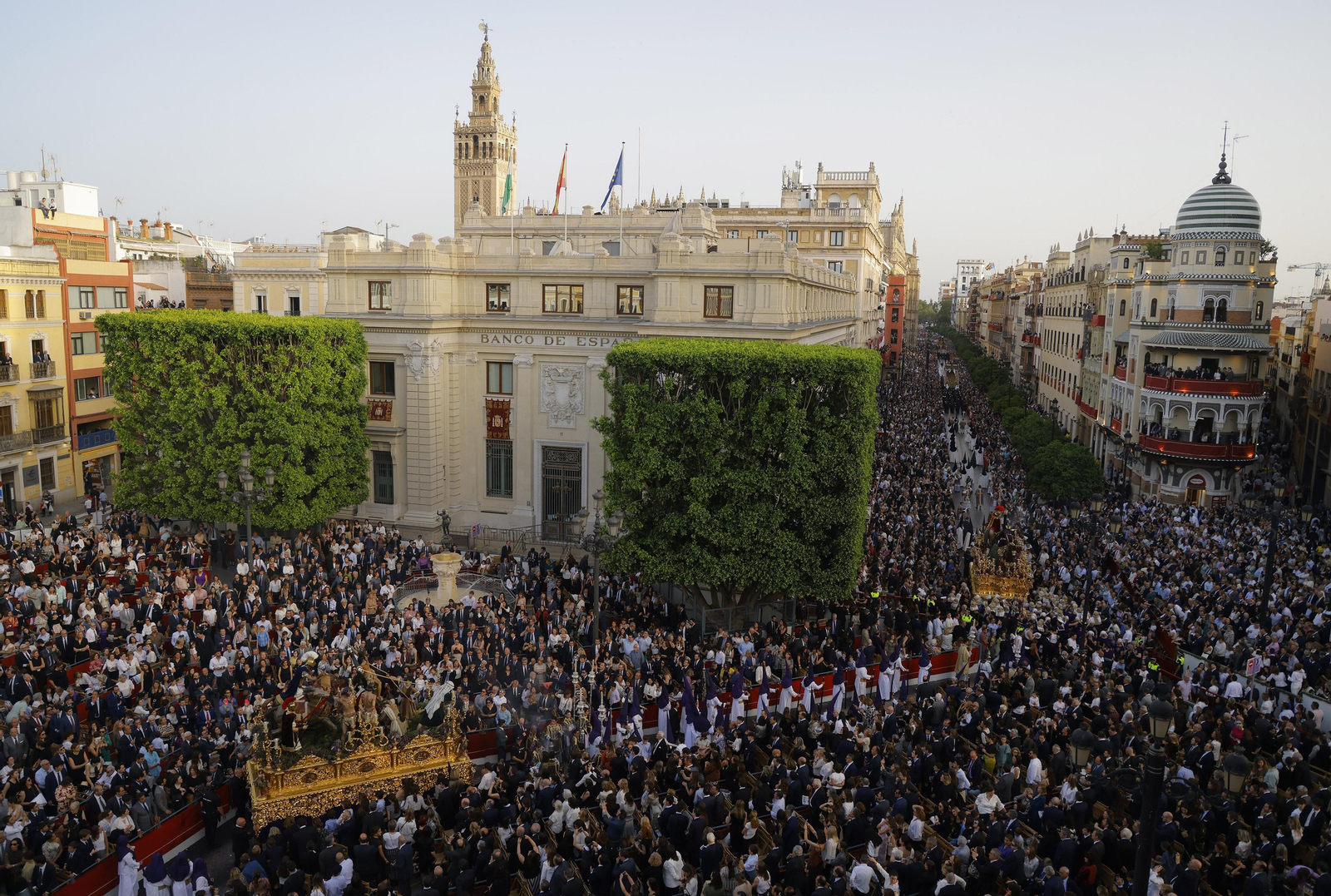 Las imágenes del Santo Entierro Grande, a su paso por la Plaza de San Francisco, en la Semana Santa de Sevilla 2023