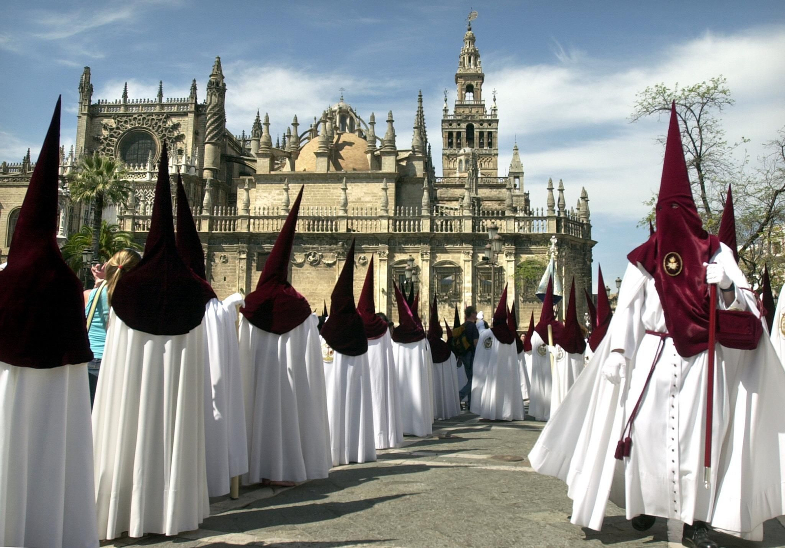 Nazarenos de la Hermandad del Cerro camino de la Catedral.