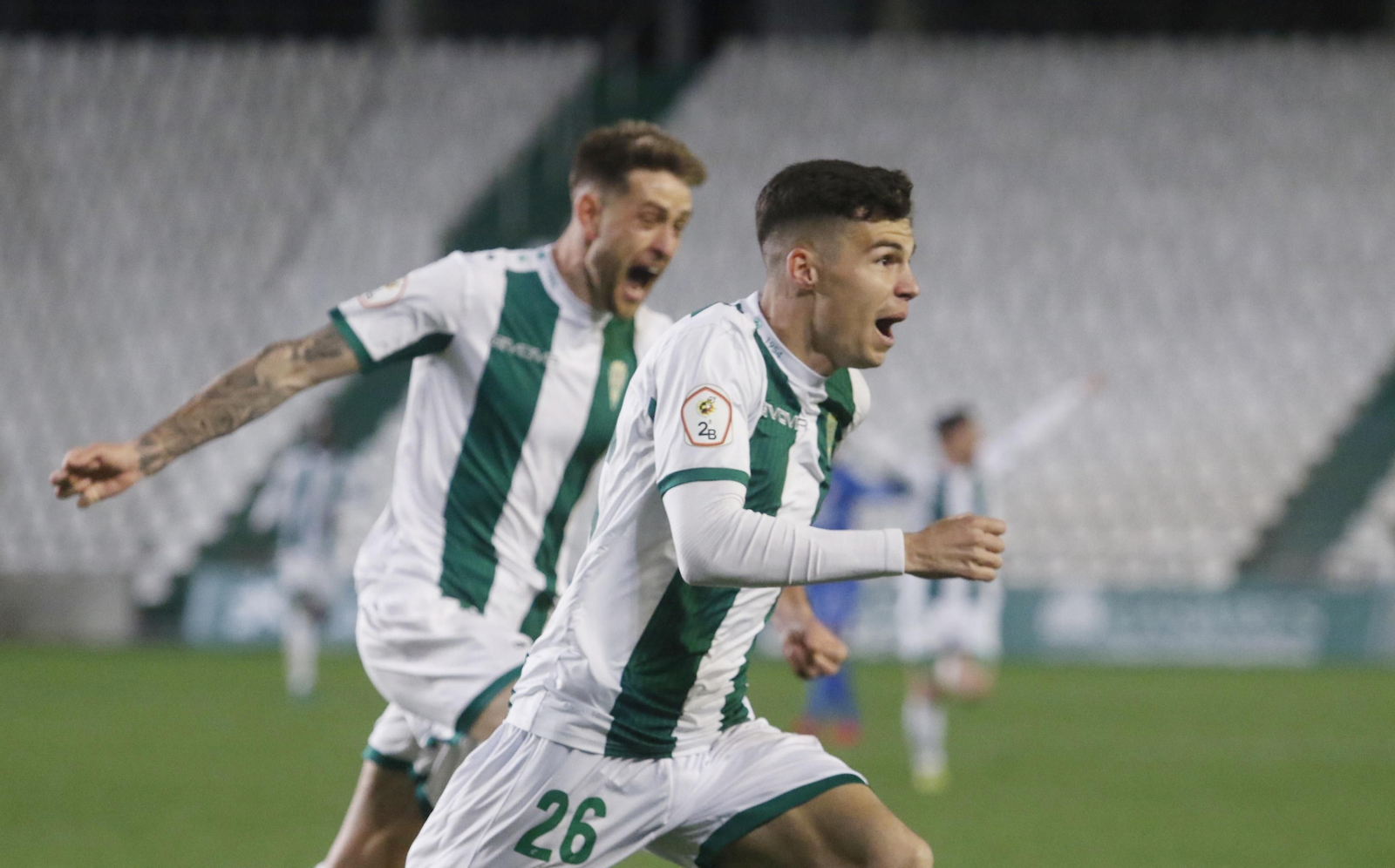 Luismi Redondo celebra su gol al Linares Deportivo con Nahuel Arroyo.