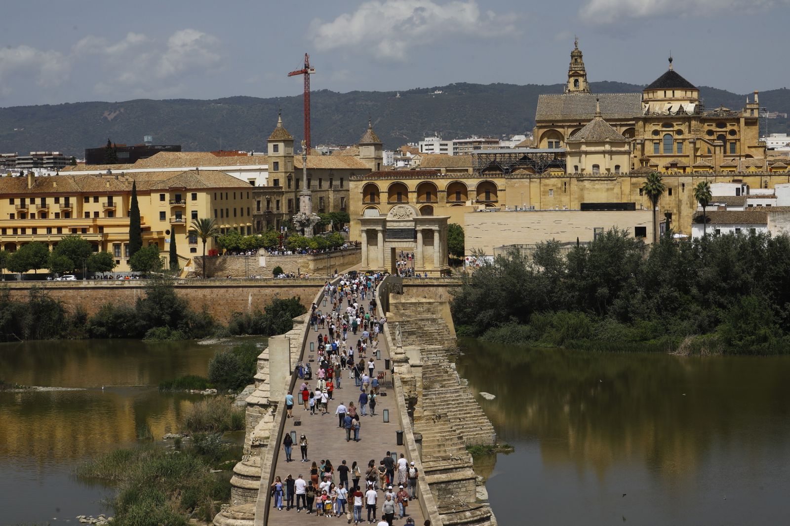Los turistas abarrotan las calles y Las Cruces de Córdoba, en imágenes