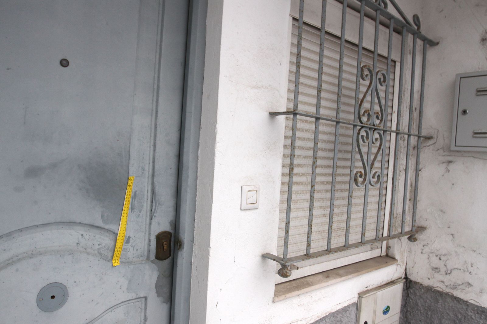 Puerta y ventana de una vivienda asaltada hace años en Chiclana.