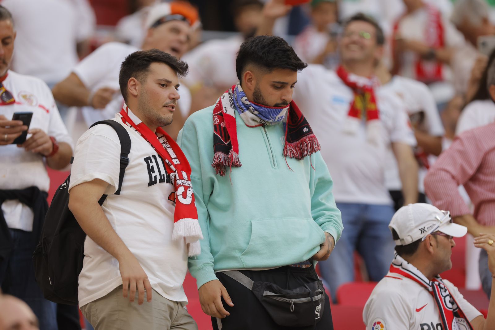 Búscate en las fotos del Sevilla-Roma