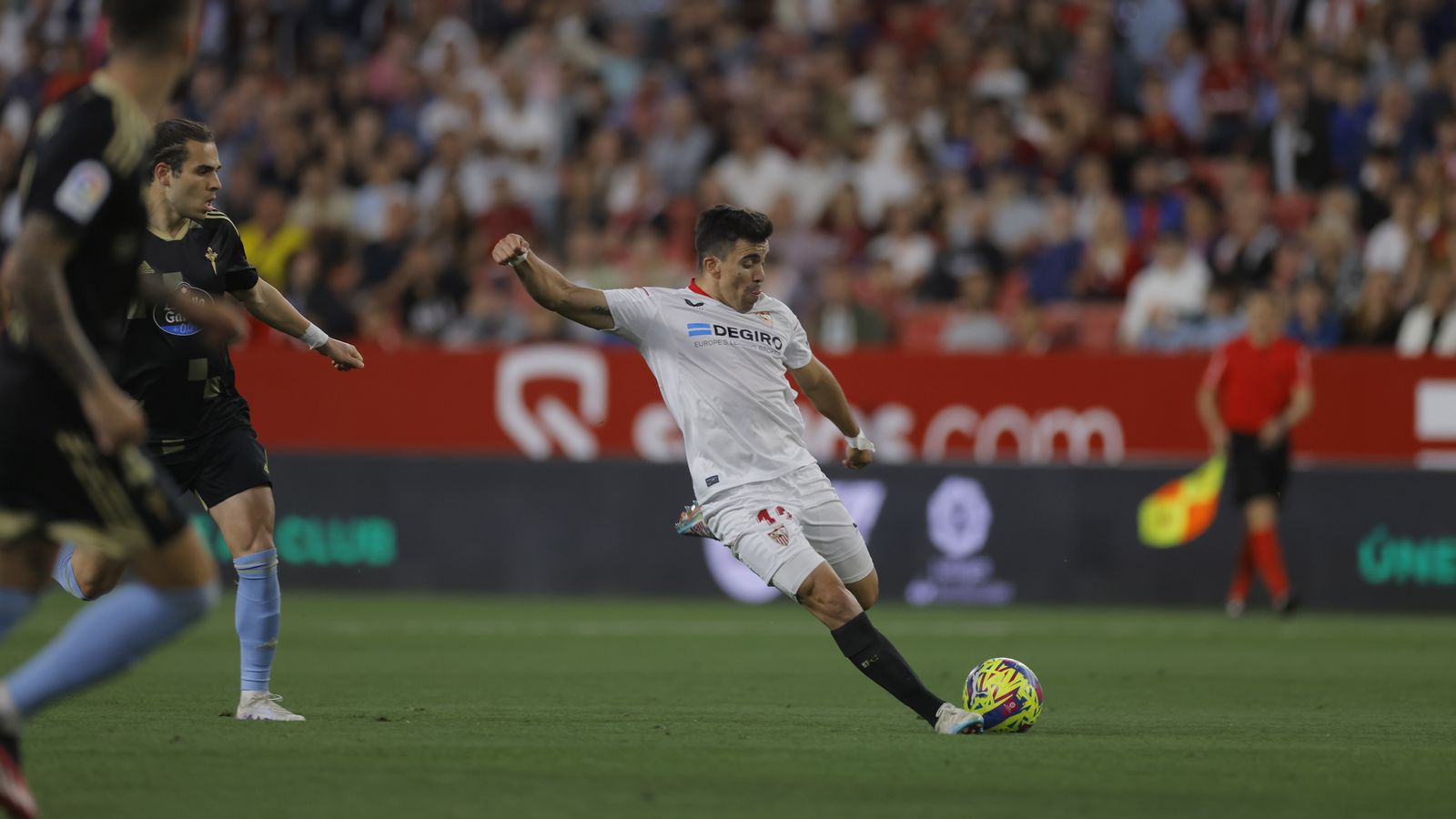 Acuña dispara con la izquierda para marcar el dos a cero.