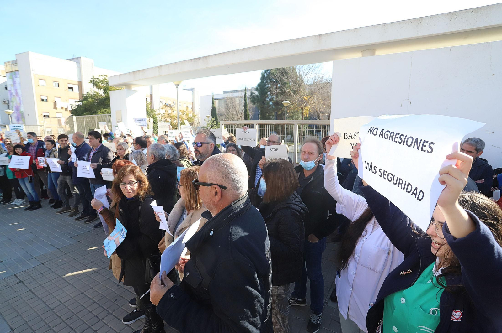 Concentración a las puertas del Centro de Salud del Torrejón