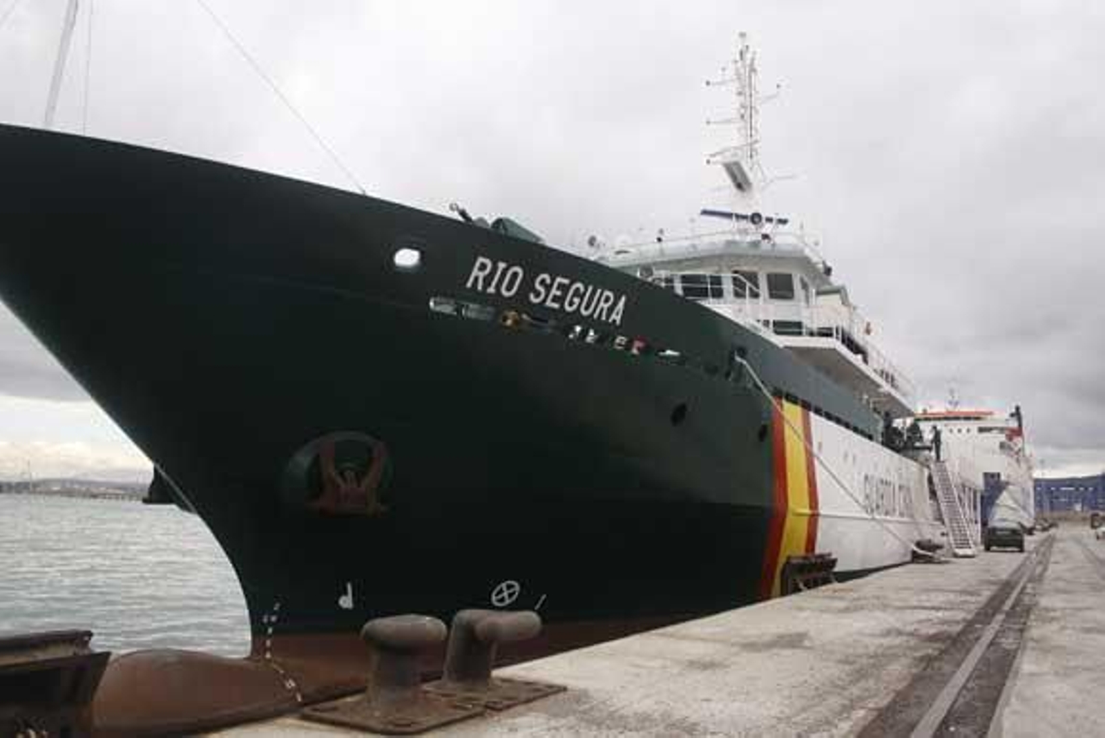 La superpatrullera 'Río Segura' hace escala en el puerto de Algeciras para repostar. Tiene 73 metros de eslora y está destinada para las misiones de la Guardia Civil en alta mar./Fotos:Vanessa Pérez

Foto: Vanessa Perez