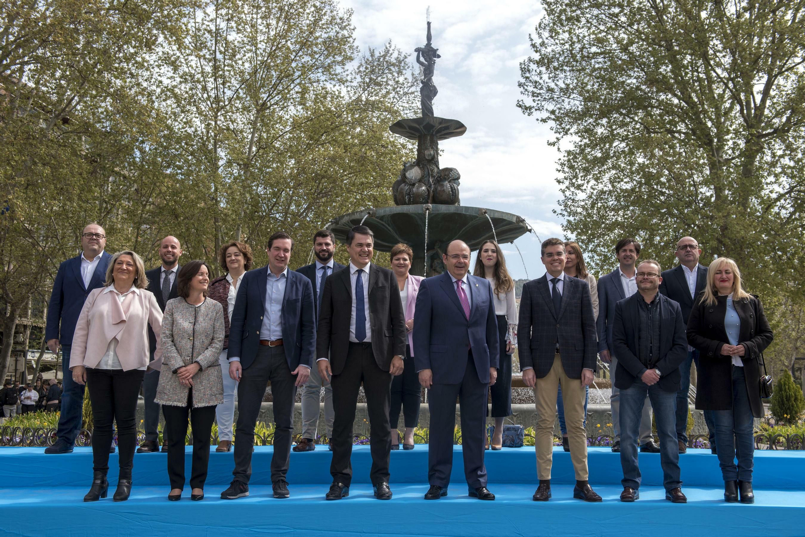 Los candidatos del PP de Granada al Congreso y al Senado, junto a Sebastián Pérez y parte de su candidatura.