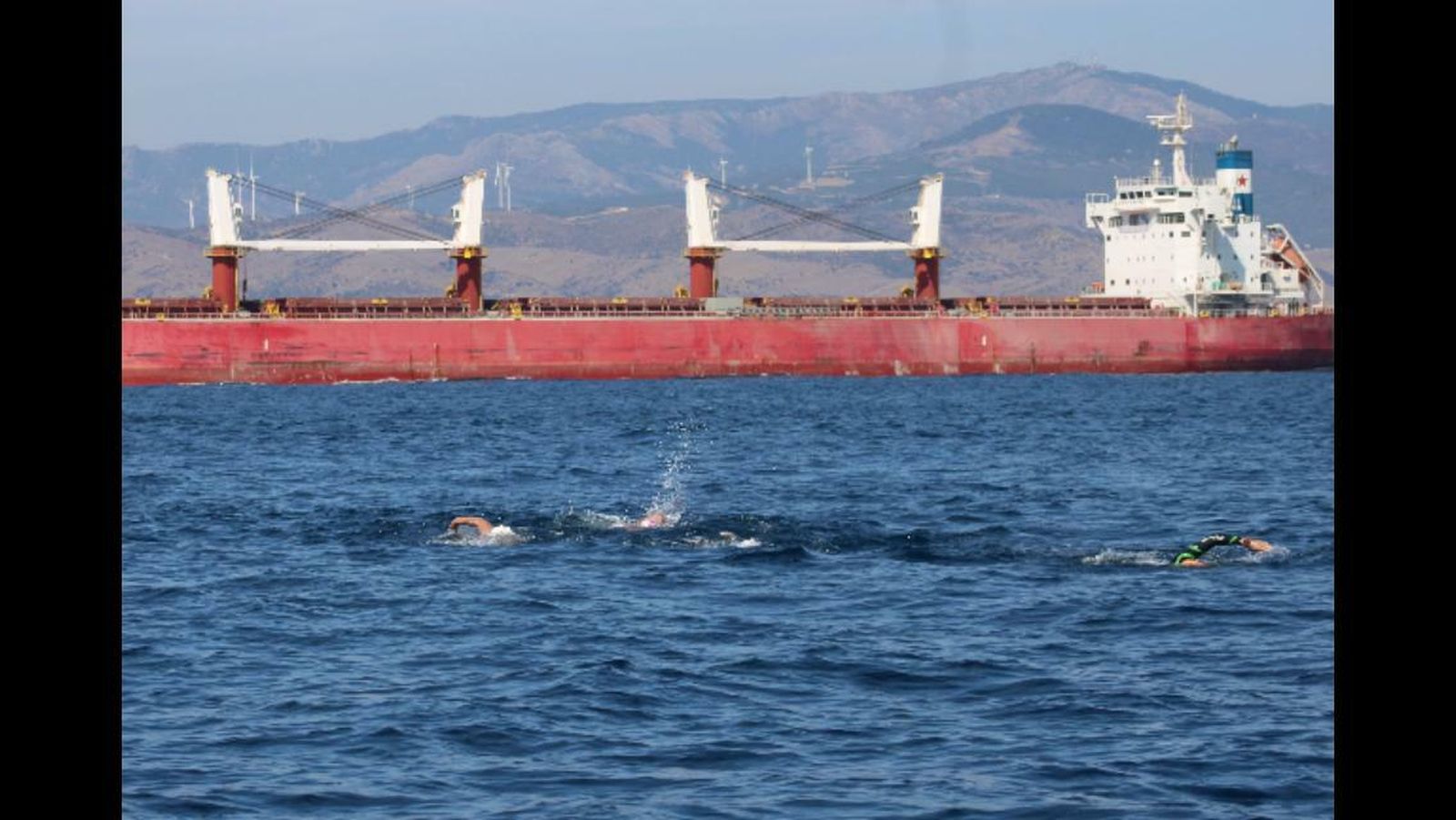 Las fotos de Cristóbal Márquez, bombero que cruzó a nado el Estrecho