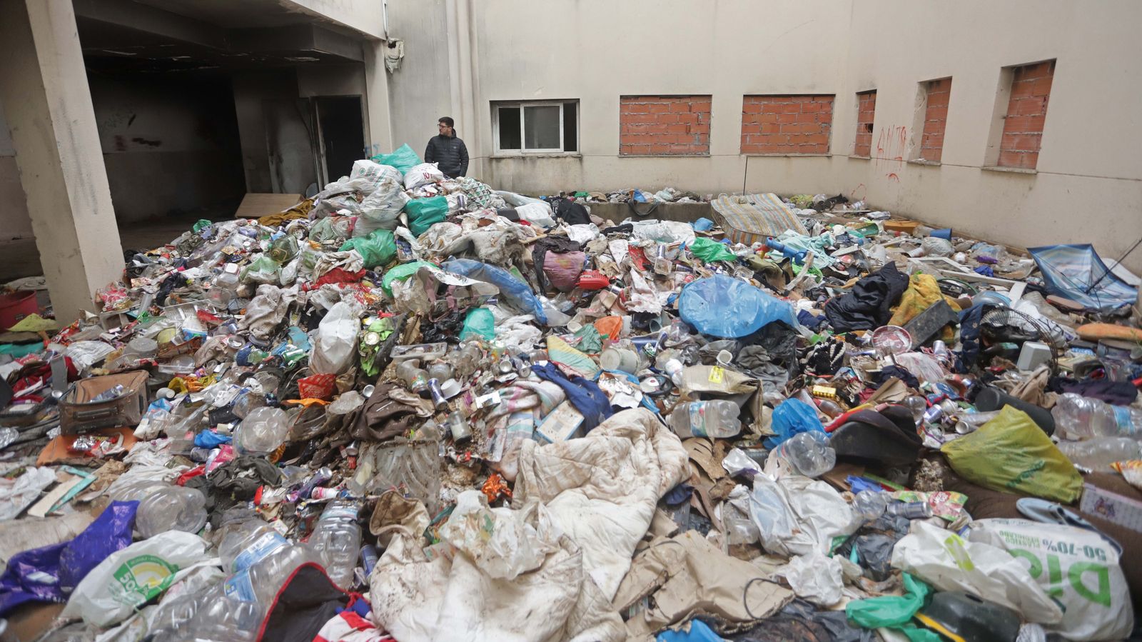 Fotos del edificio okupa de El Secano en Algeciras