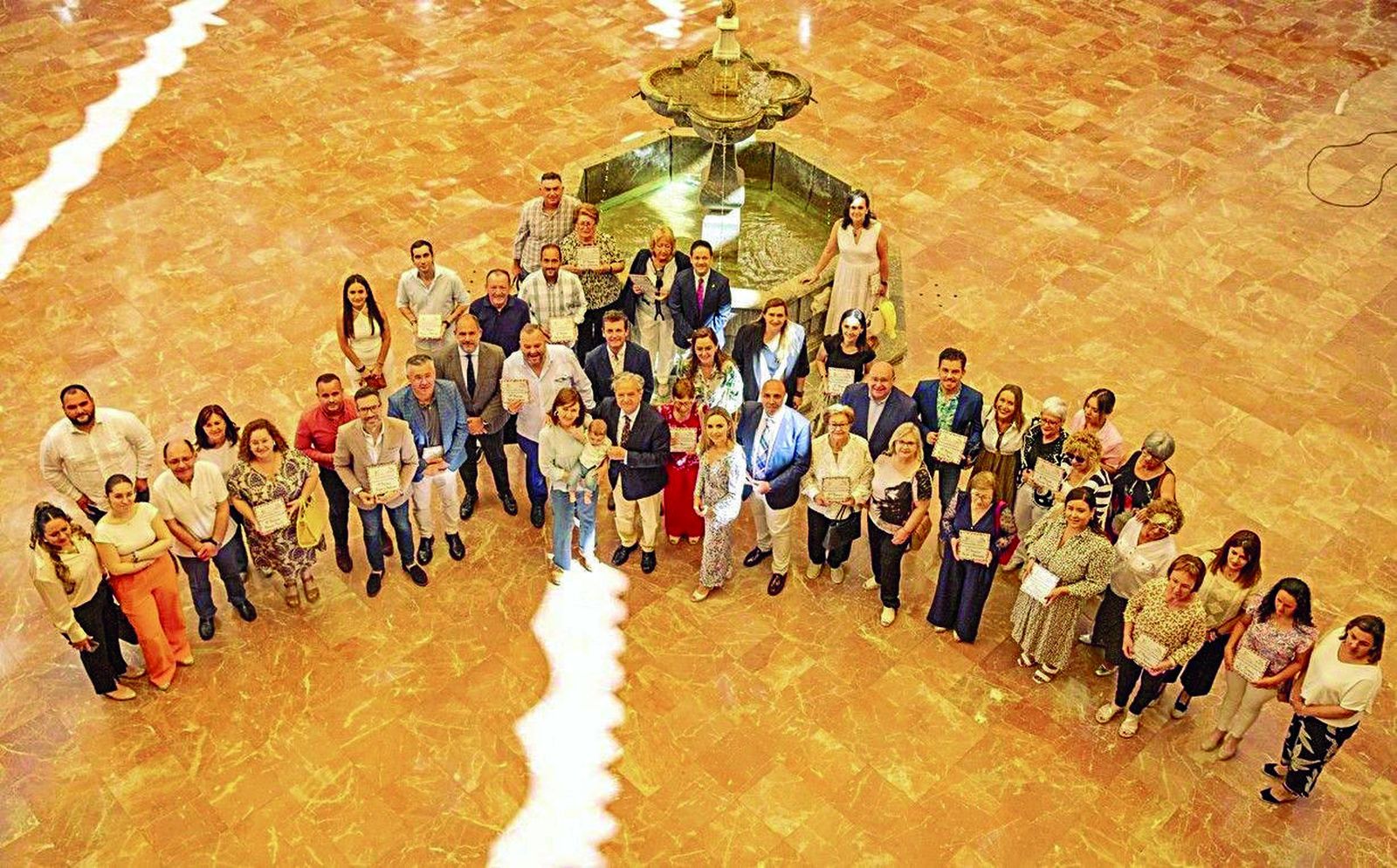 Foto de familia de la entrega de los premios del IX Concurso de Patios, Rincones y Rejas
