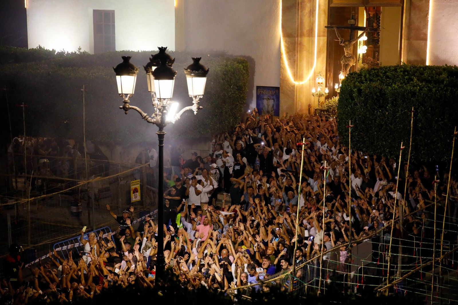 El Cristo de la Luz, a su salida de la iglesia Santa María de Ambrox antes de emprender su marcha procesional.