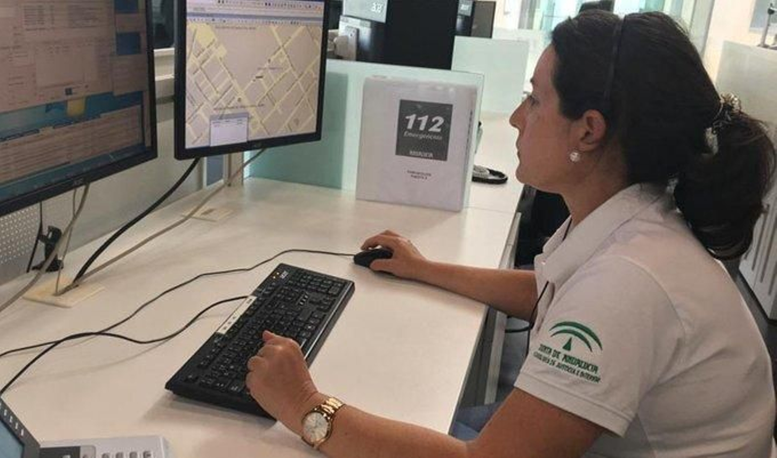 Una trabajadora de guardia en el servicio de emergencias 112