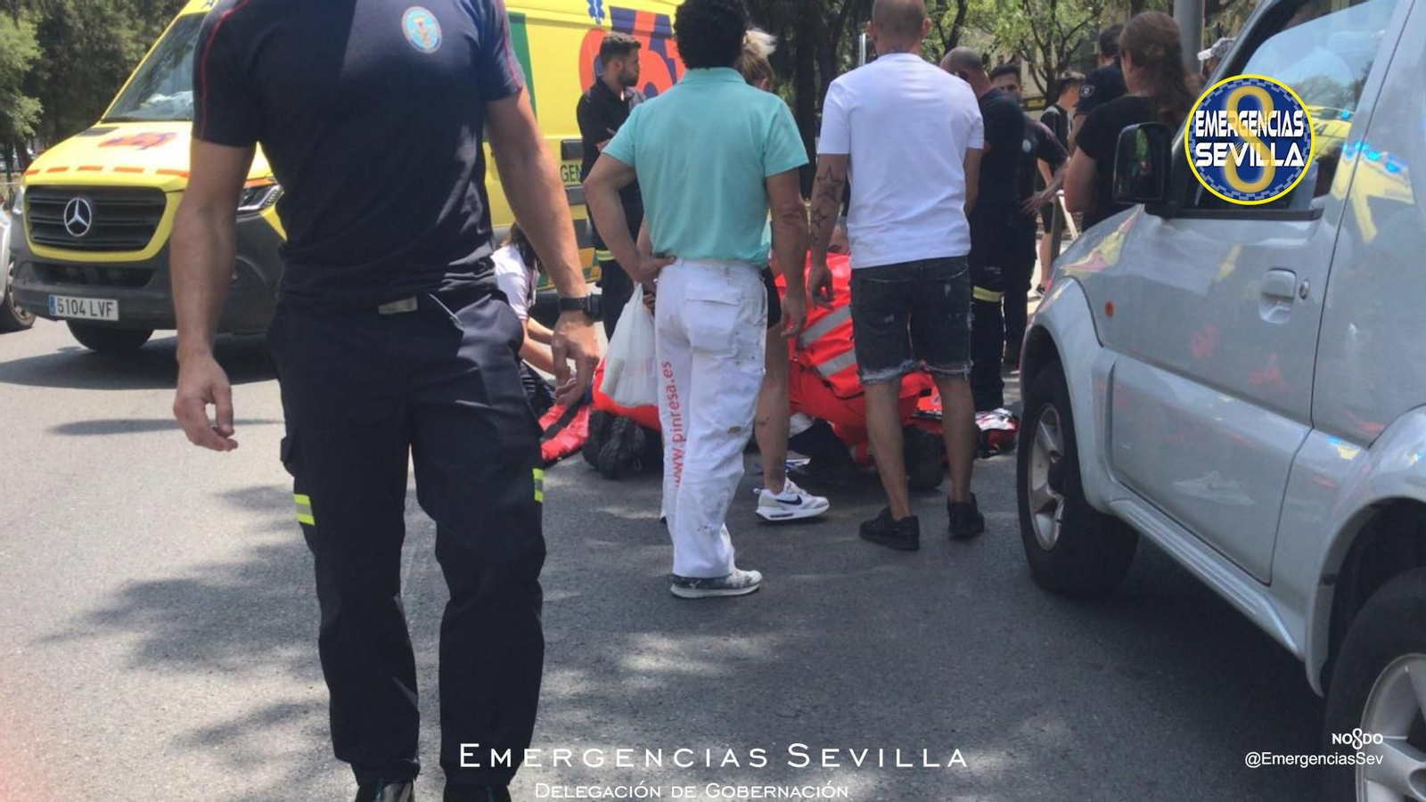 Atención al motorista herido en el accidente de tráfico.