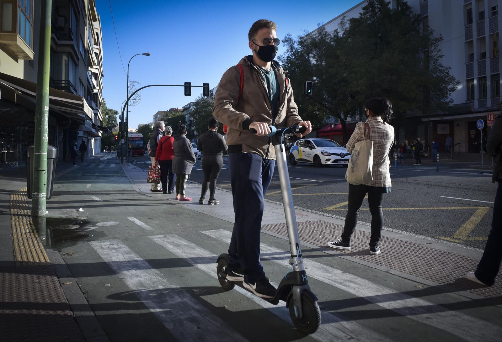 Un usuario de patinete eléctrico por la ronda histórica.