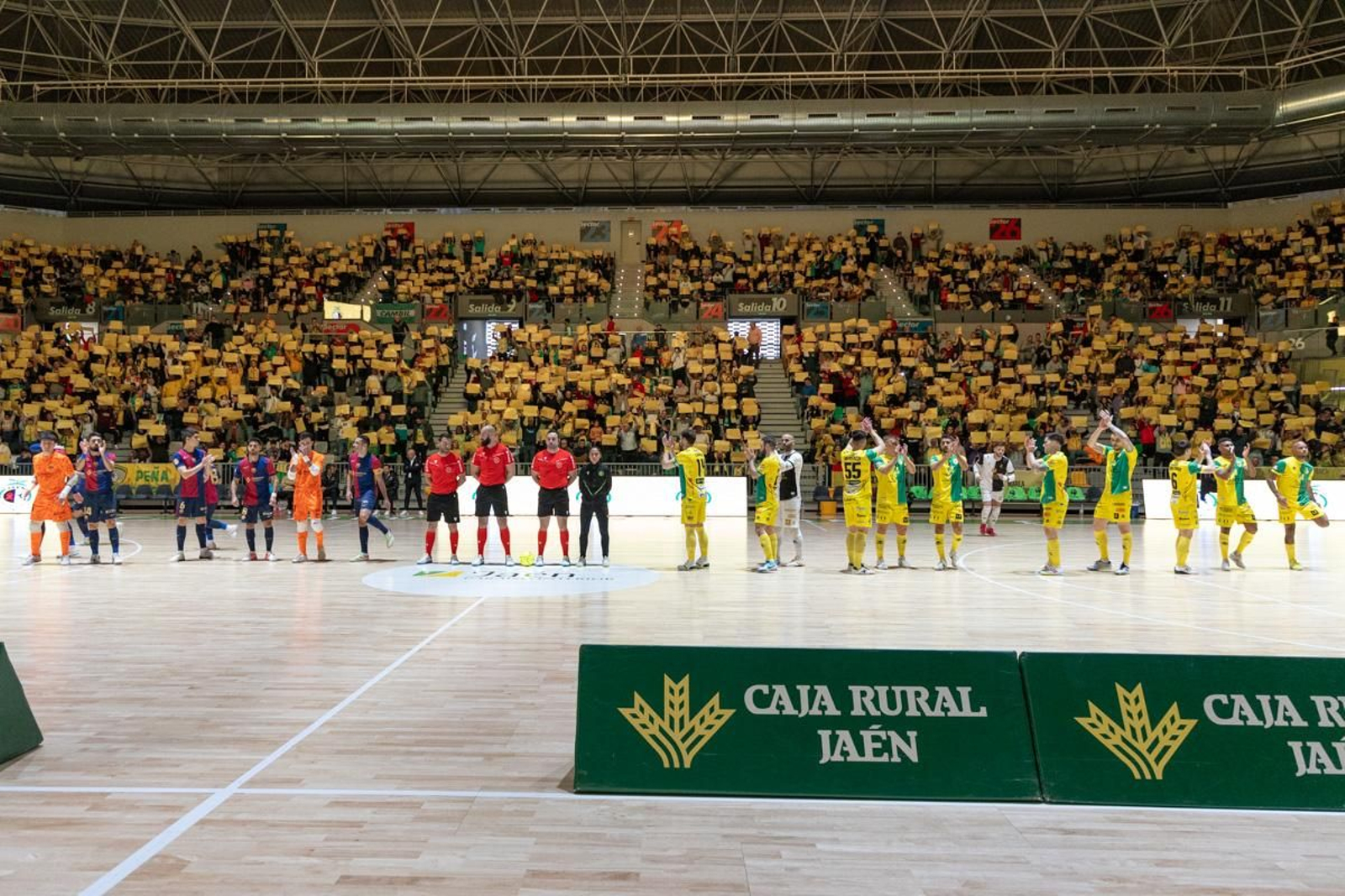 La fiesta amarilla en la goleada del Jaén FS al Barça, en imágenes