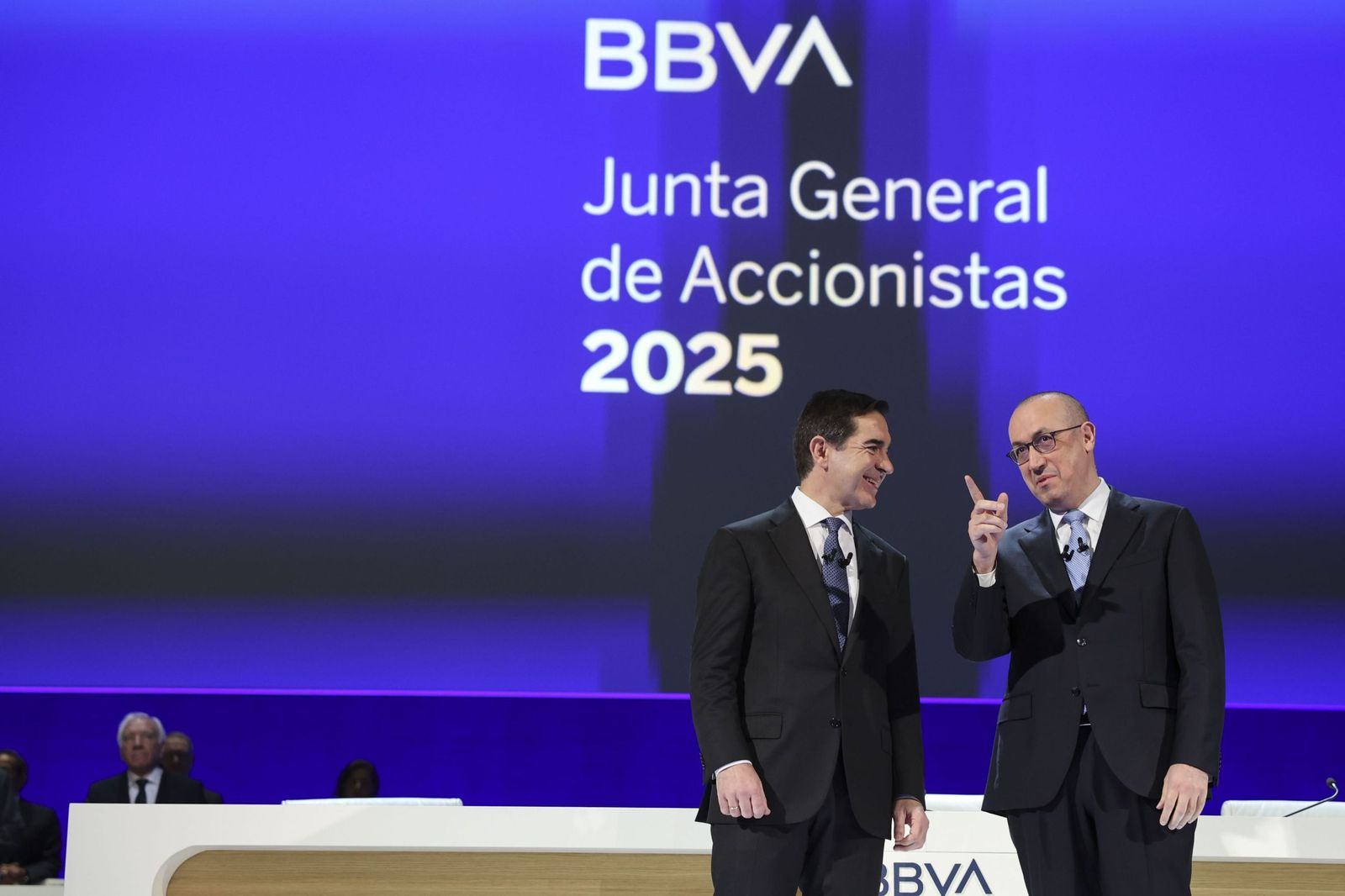 El presidente del BBVA , Carlos Torres  Vila, (i) junto al consejero delegado, Onur Genç (d), durante una junta de accionistas.