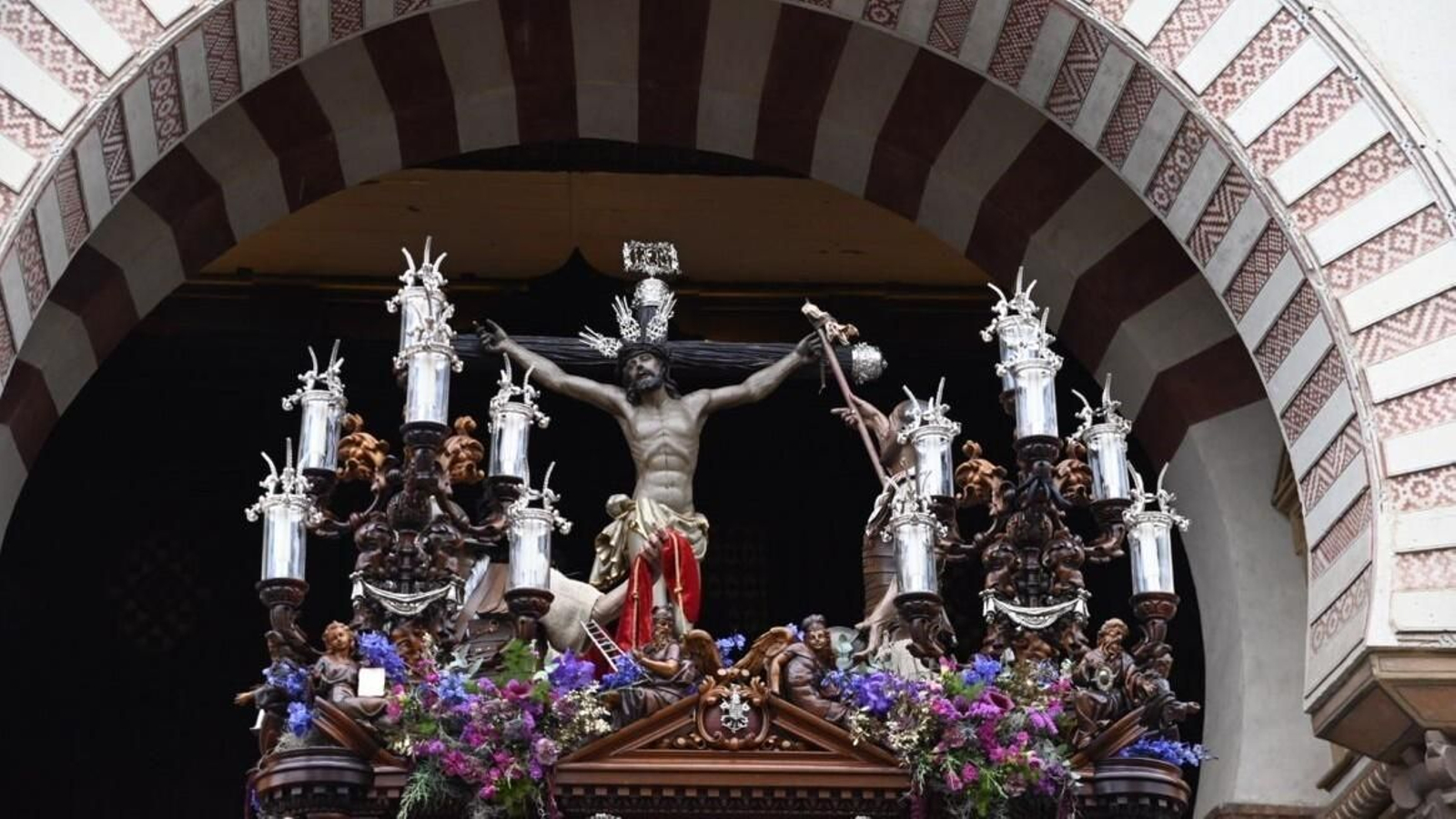 El Cristo de la Agonía, durante su salida de la Catedral.