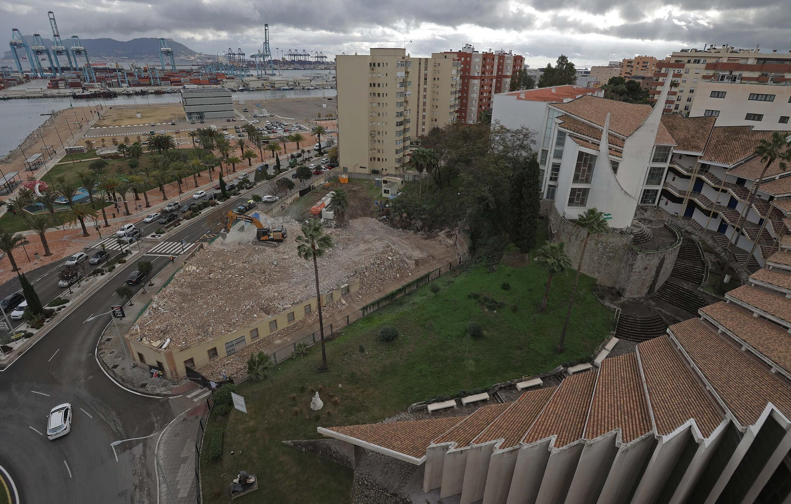Fotos de los trabajos de demolición de las viviendas militares de la avenida Virgen del Carmen en Algeciras